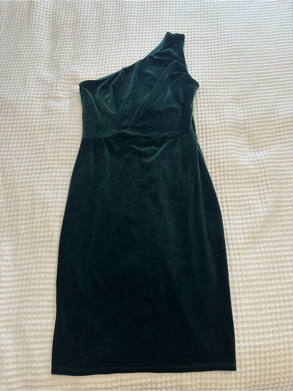 Lulu's One-Shoulder Velvet Dress in Emerald Green